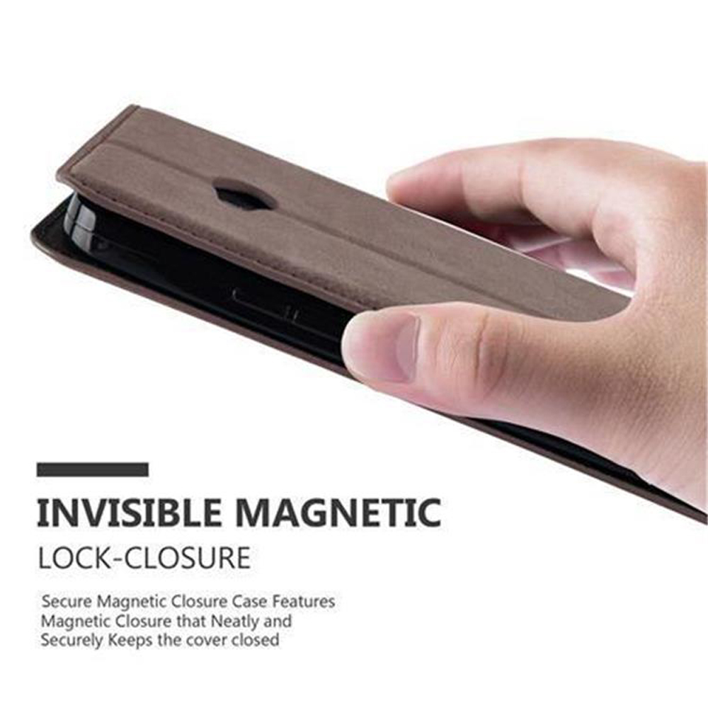 Mano che tiene aperta la custodia marrone, mostrando il telefono. Chiusura magnetica invisibile.