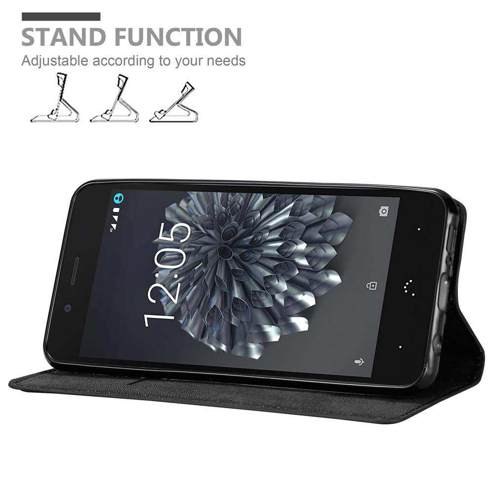 Teléfono negro en funda con soporte negra. Pantalla muestra hora e iconos.