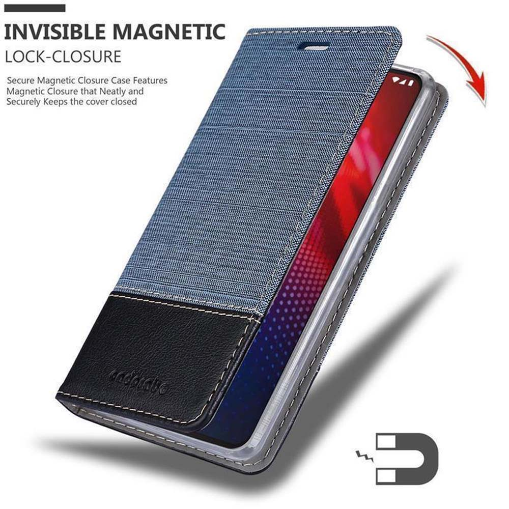 Custodia del telefono parzialmente aperta, che mostra una trama in denim. Testo in alto e un simbolo di magnete in basso.