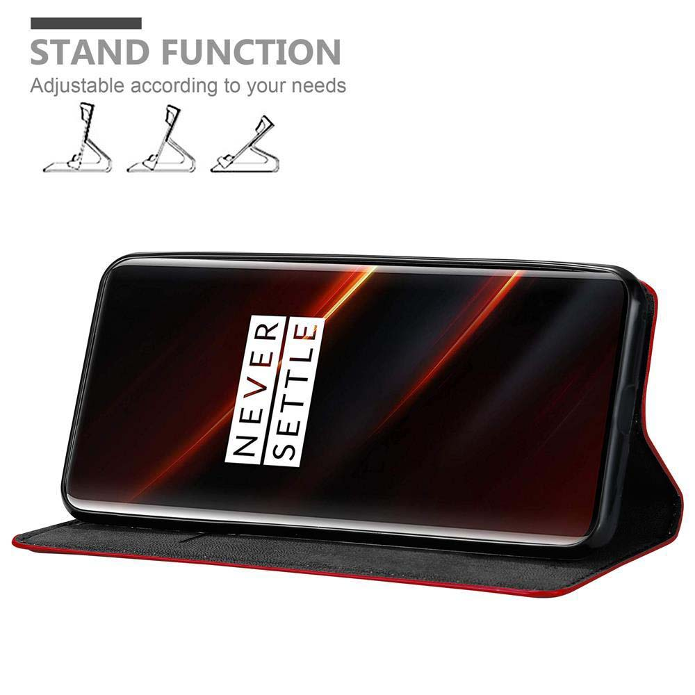 Handyhülle mit Ständerfunktion. Telefon zeigt rotes und schwarzes Never Settle Logo. Weißer Hintergrund.