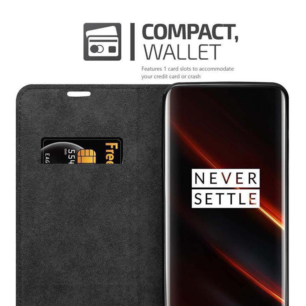 Schwarze Handyhülle mit Karte. Text lautet 'NEVER SETTLE'. Kompaktes Portemonnaie-Design.