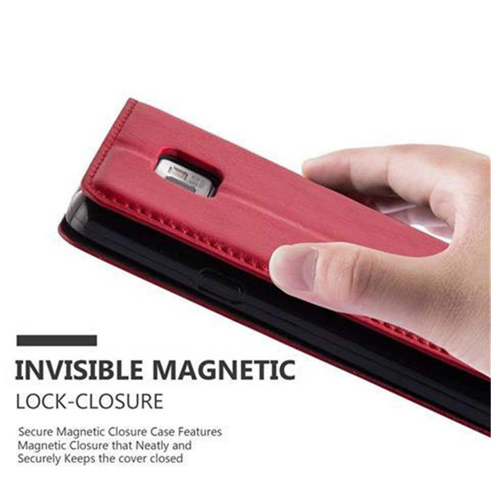 Una mano apre una custodia per telefono rossa con un telefono all'interno. La custodia ha una chiusura magnetica.