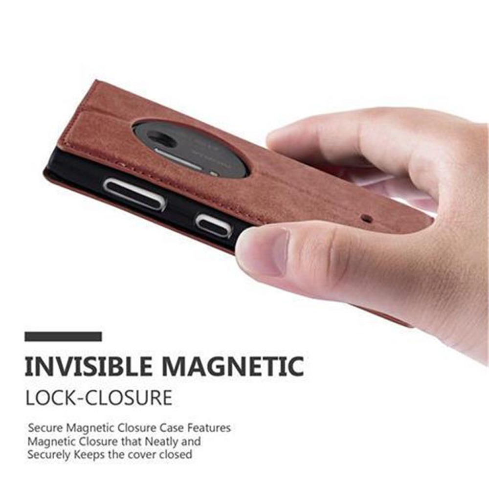 Mano che tiene una custodia marrone con un ritaglio per la fotocamera. Testo: INVISIBLE MAGNETIC LOCK-CLOSURE.