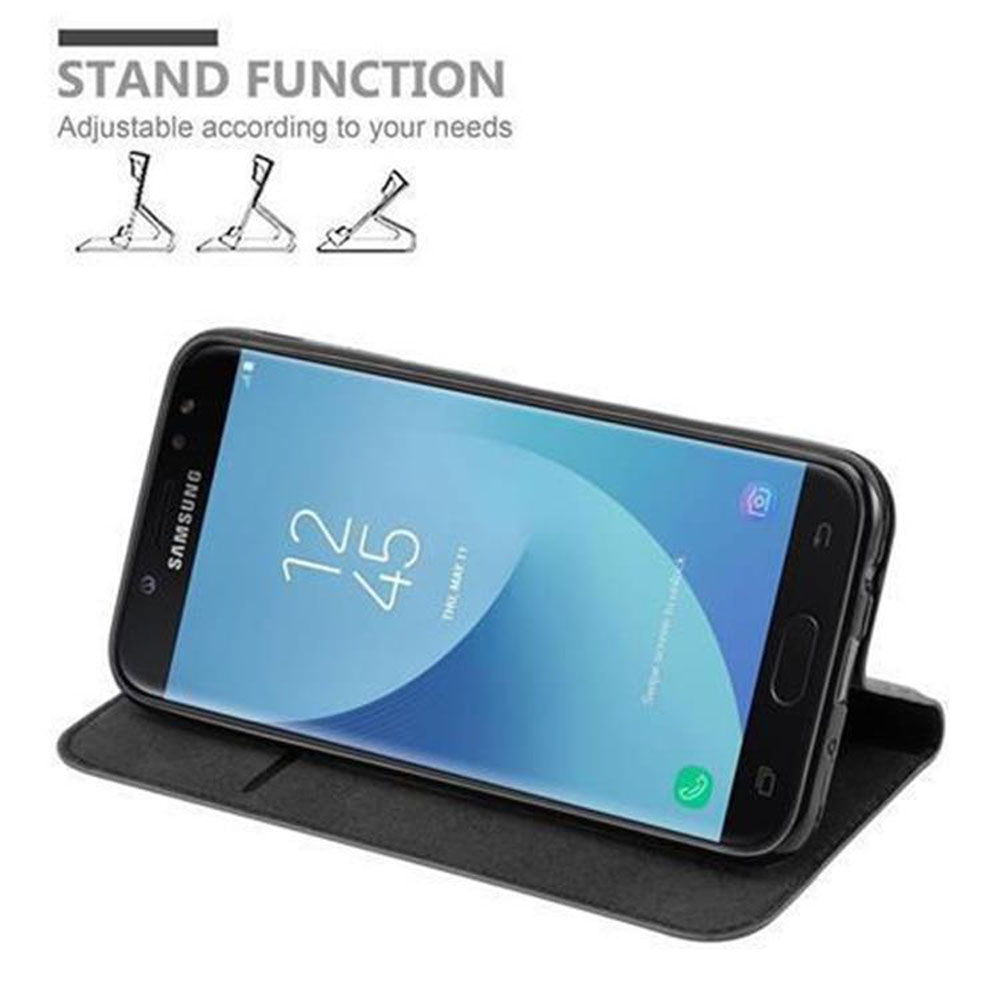Ein Telefon in schwarzer Hülle ist aufgeklappt, die Uhrzeit wird angezeigt. Die Hülle ist lederartig auf weißem Grund.