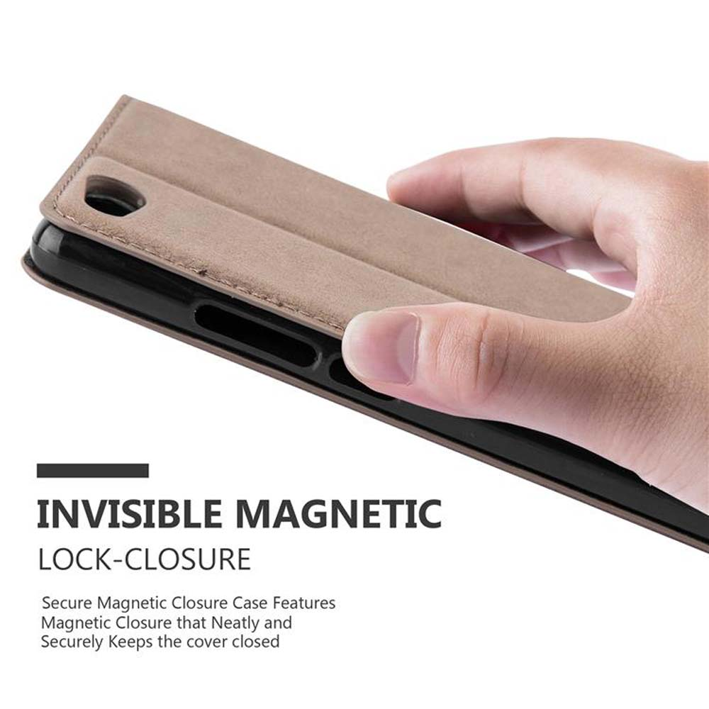 Hand, die ein Telefon in einem geschlossenen Etui hält. Das Etui ist beige und das Telefon ist schwarz. Weißer Hintergrund.