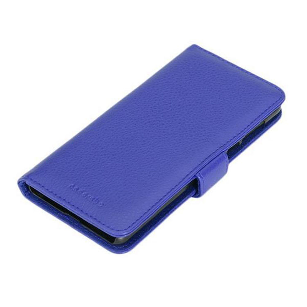 Blaues Handycase, geschlossen und aus Leder. Ein Knopf ist sichtbar.