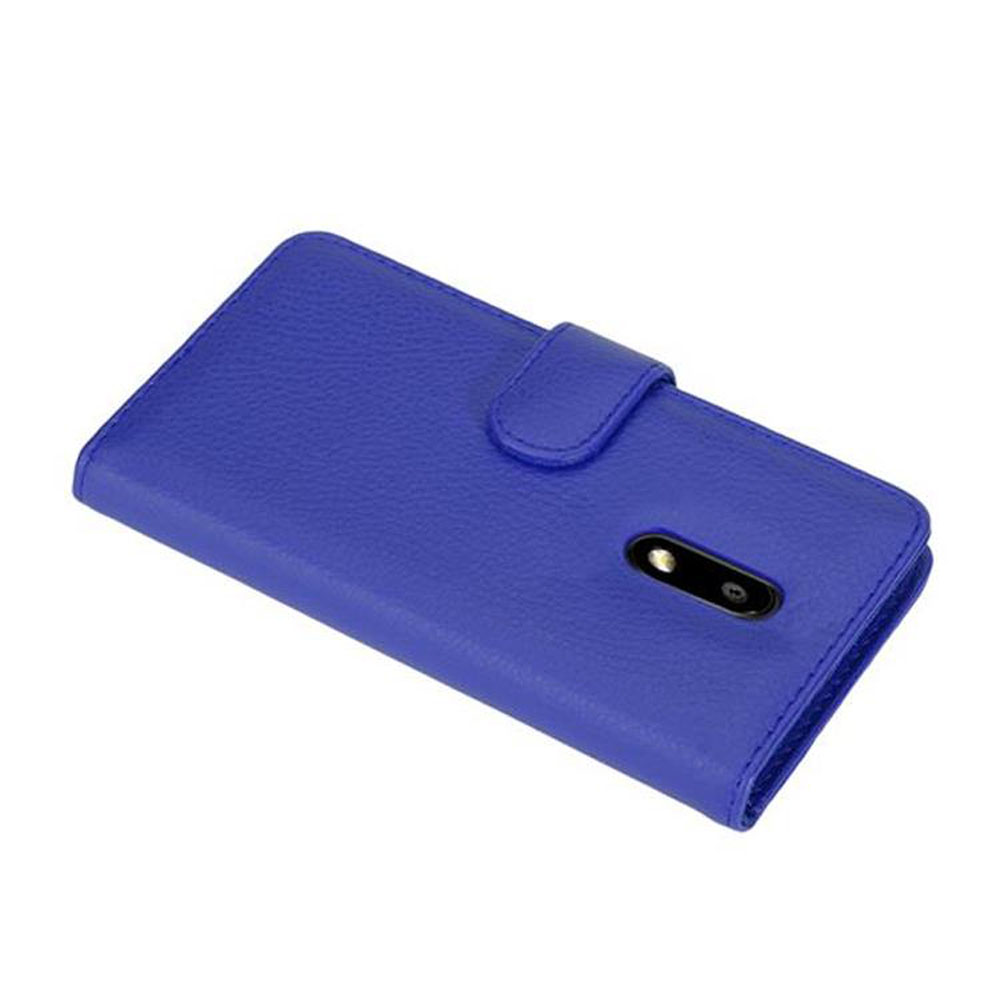 Blaue Handyhülle mit Verschluss. Die Hülle ist geschlossen. Weißer Hintergrund.