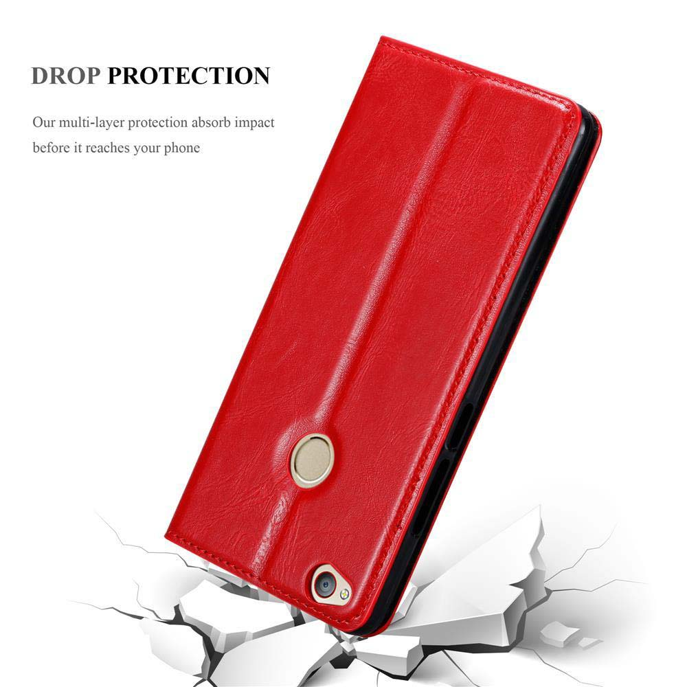 Custodia rossa per telefono, chiusa, angolata verso lo spettatore, con un telefono all'interno e un terreno rotto.
