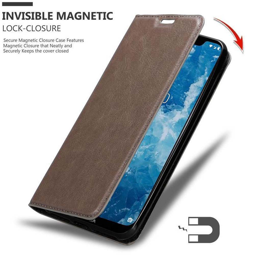 Una custodia per telefono marrone aperta, che rivela un telefono. Testo: Chiusura magnetica invisibile e un'icona a calamita.