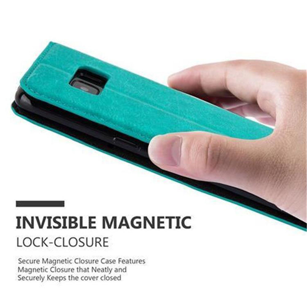 Mano che tiene una custodia per telefono. Chiusura magnetica invisibile. Custodia nera.