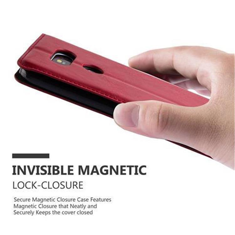 Eine Hand, die eine geschlossene rote Handyhülle hält. Der Text lautet 'Invisible magnetic lock-closure'.