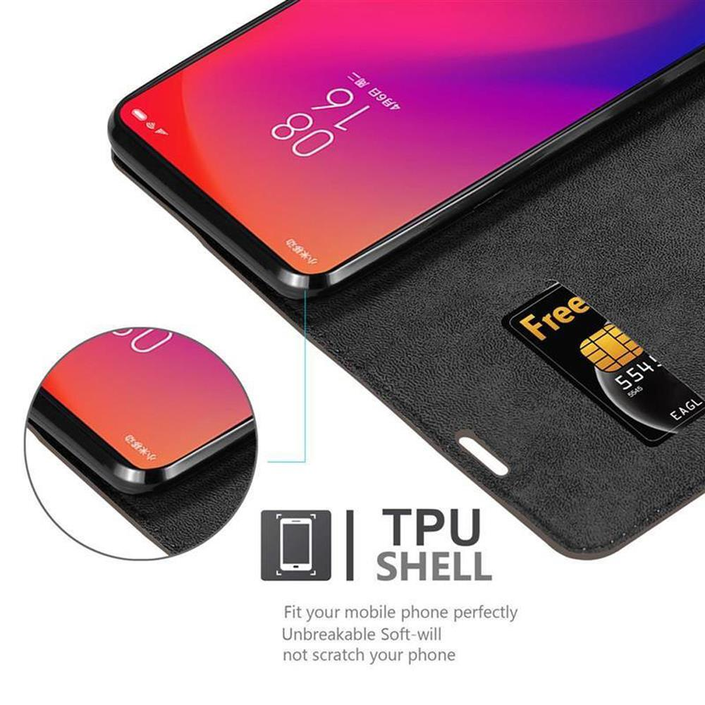 Telefono in custodia nera con carta omaggio. Il testo indica guscio in TPU.