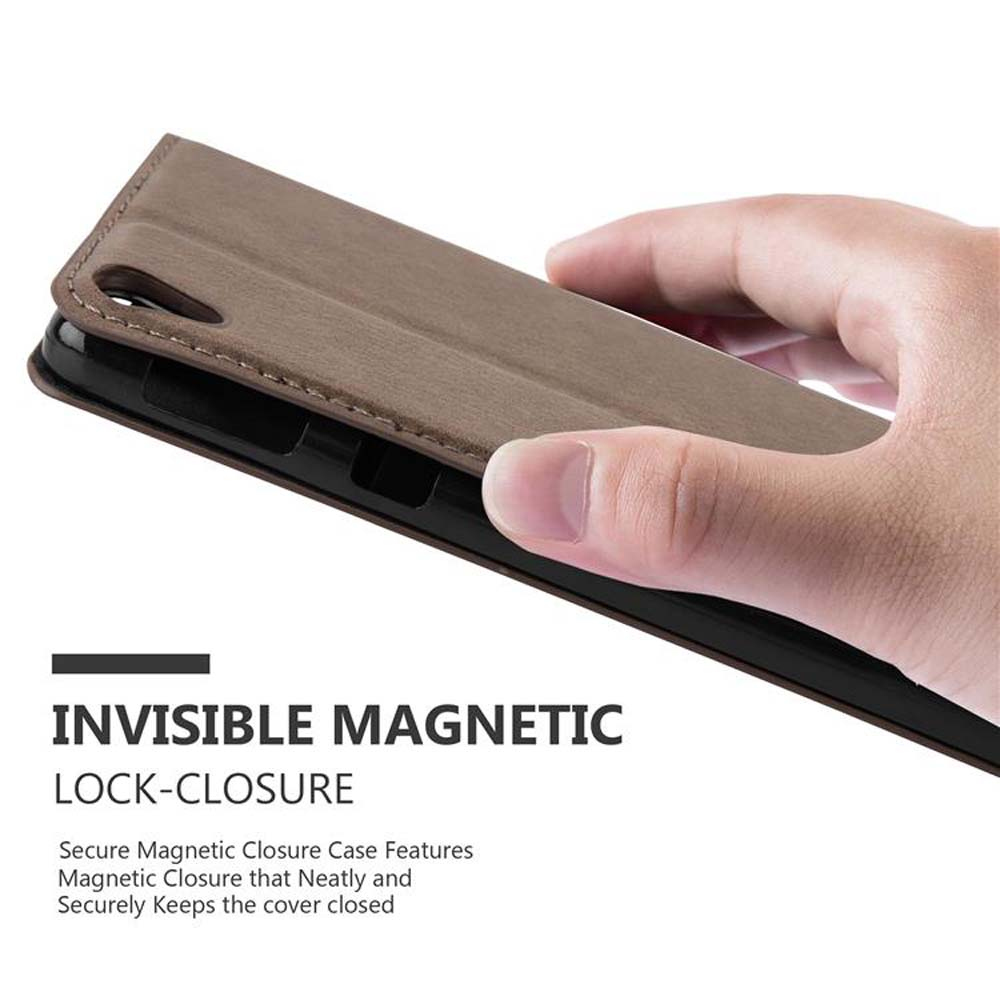Eine Hand hält eine braune Handyhülle. Der Text lautet: Unsichtbarer Magnetverschluss.