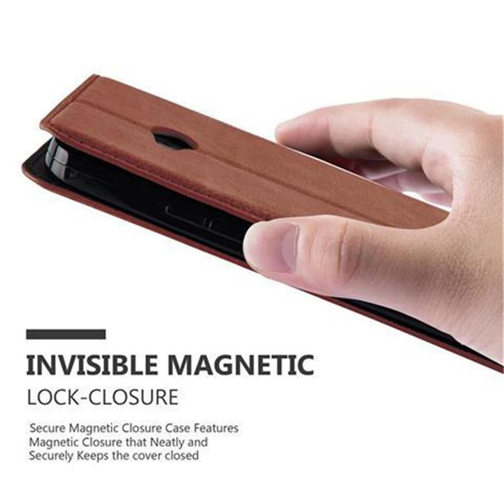 Una mano che tiene una custodia per telefono marrone, aperta, con un telefono all'interno. Il testo dice magnetico invisibile.
