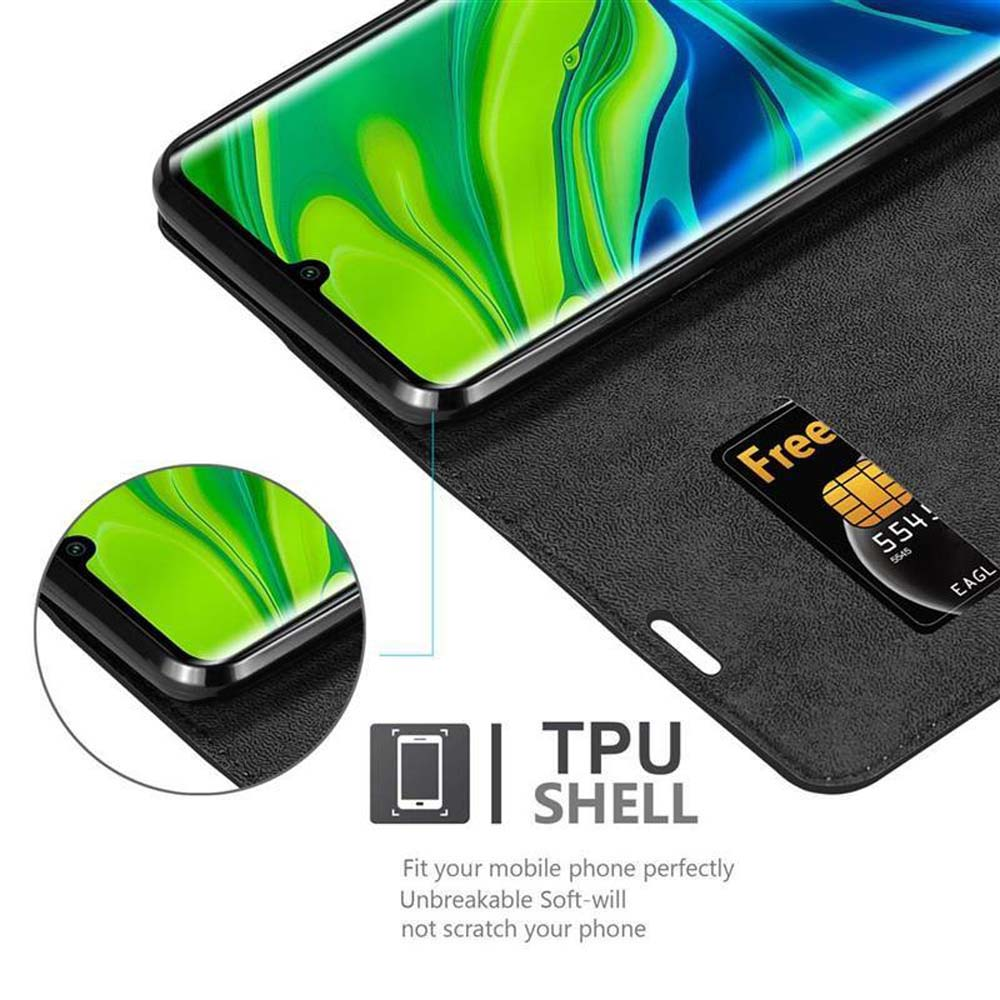 Telefono in una custodia con protezione schermo e SIM card gratuita. Lo sfondo è una superficie nera.