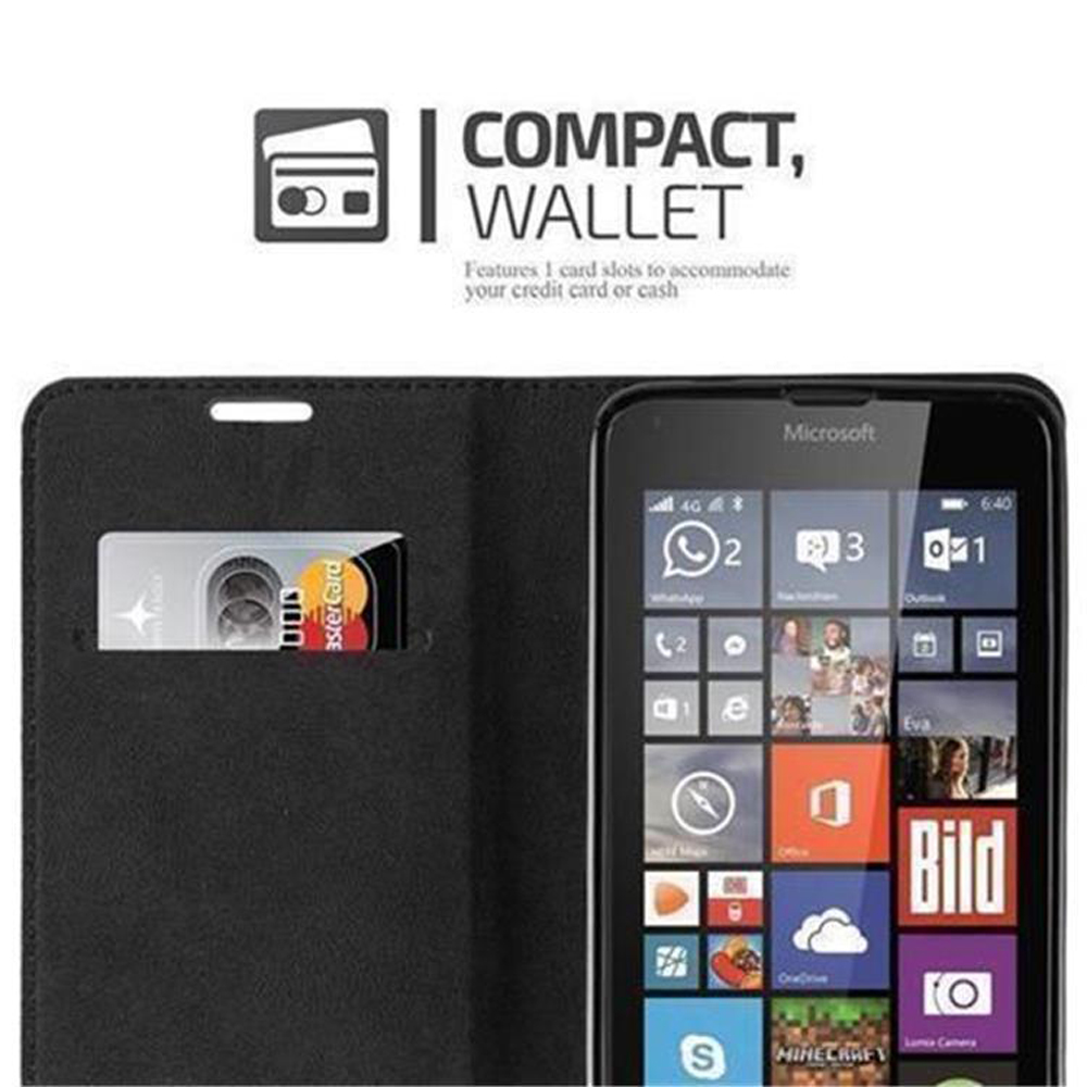 Telefono in una custodia a portafoglio, con carta di credito visibile e schermo del telefono con app.