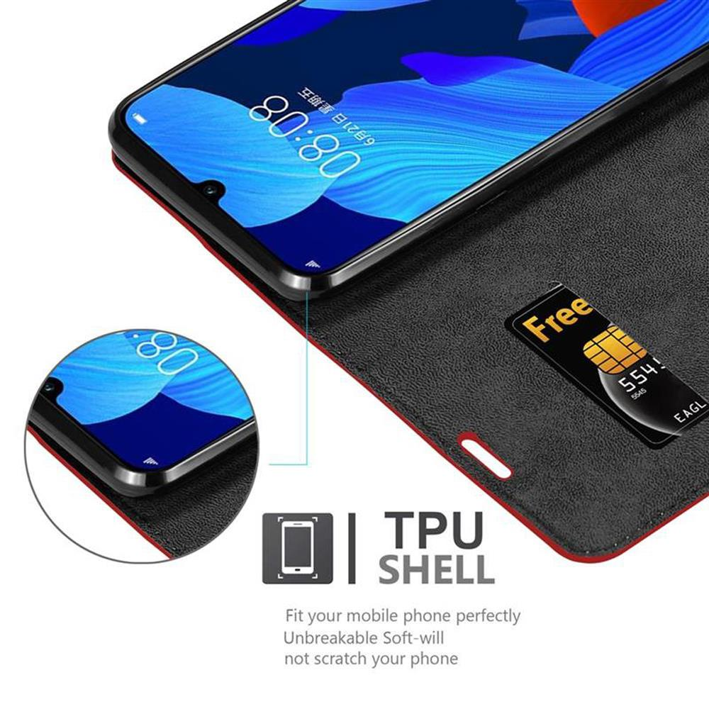 Handyhülle mit Telefon, das die Uhrzeit anzeigt, und Kreditkarte in der Hülle.