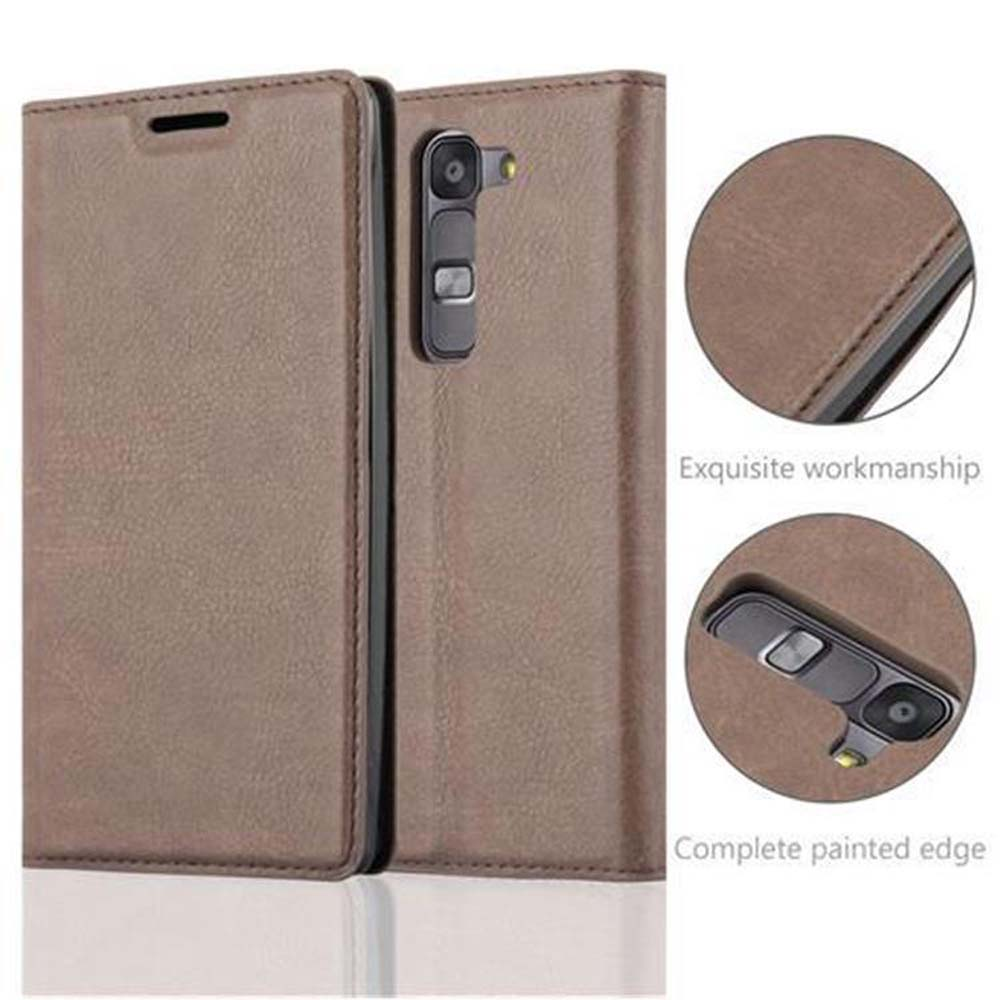 Funda marrón, cerrada y abierta, mostrando detalles de la cámara y bordes. Se destaca la exquisita mano de obra.