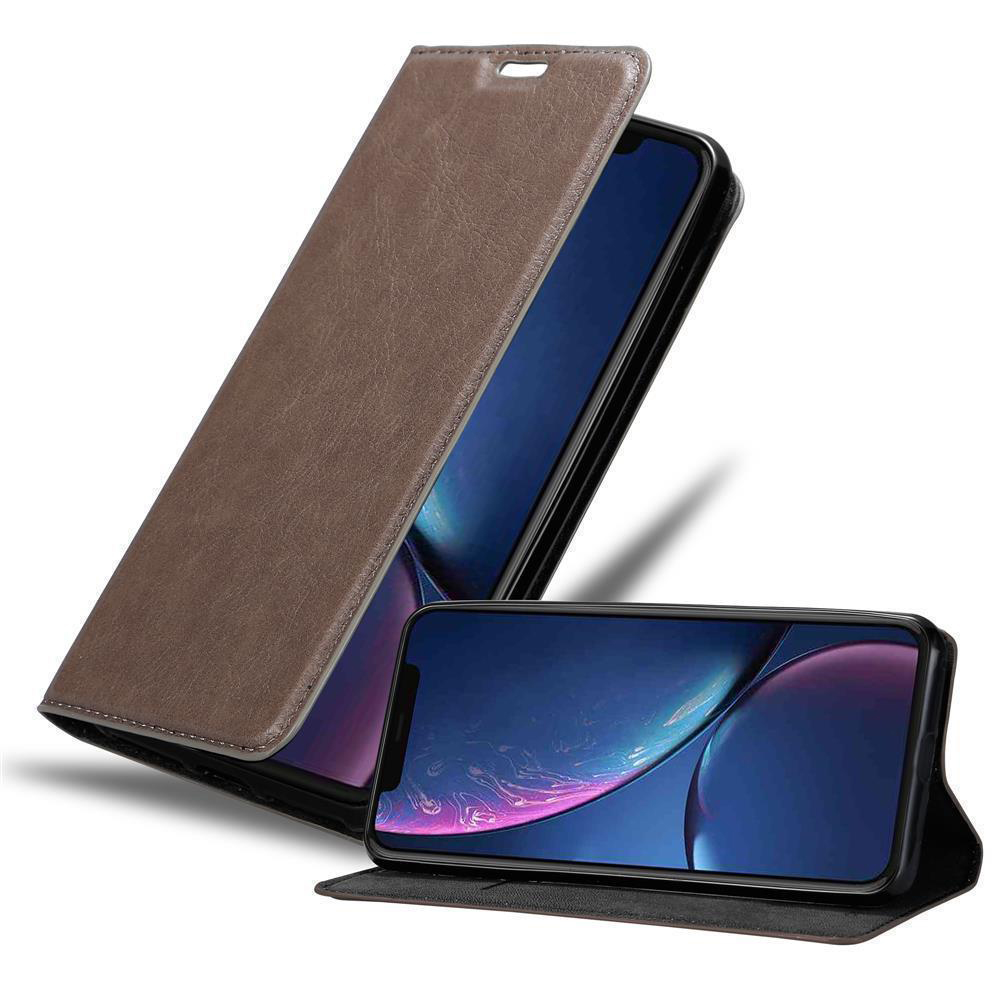 Braune Handyhülle, offen, um ein Telefon zu zeigen. Das Telefon zeigt einen Bildschirm und wird in der offenen Hülle gehalten.
