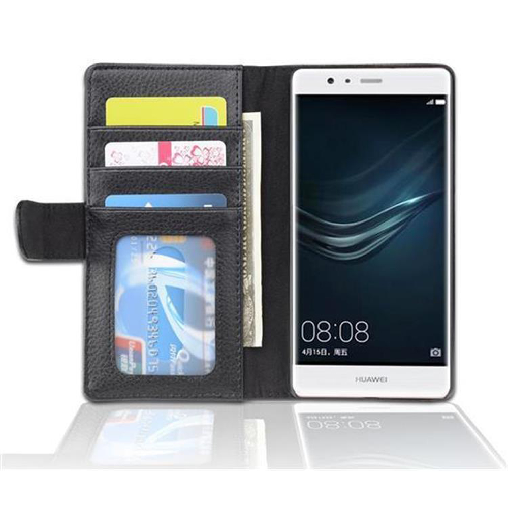 Portafoglio per telefono aperto con carte e denaro. Telefono a destra, che mostra ora e data. Sfondo nero.