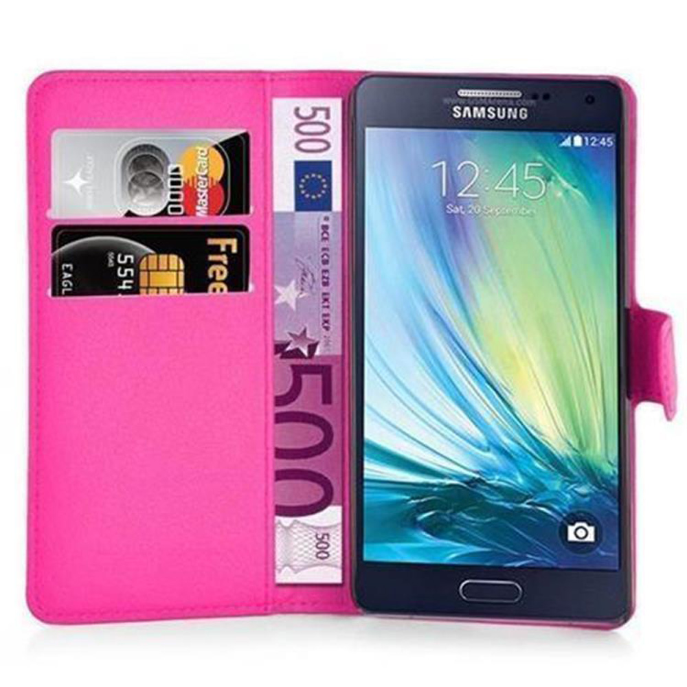Custodia rosa per telefono con telefono e carte di credito. Il telefono è dentro la custodia. Si vede del denaro.