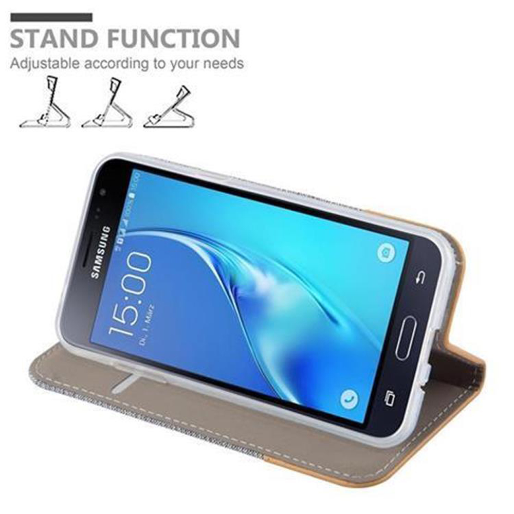 Telefono in una custodia, angolato per mostrare lo schermo. Funzione di supporto. Sfondo bianco. Lo schermo mostra l'ora: 15:00. Samsung.