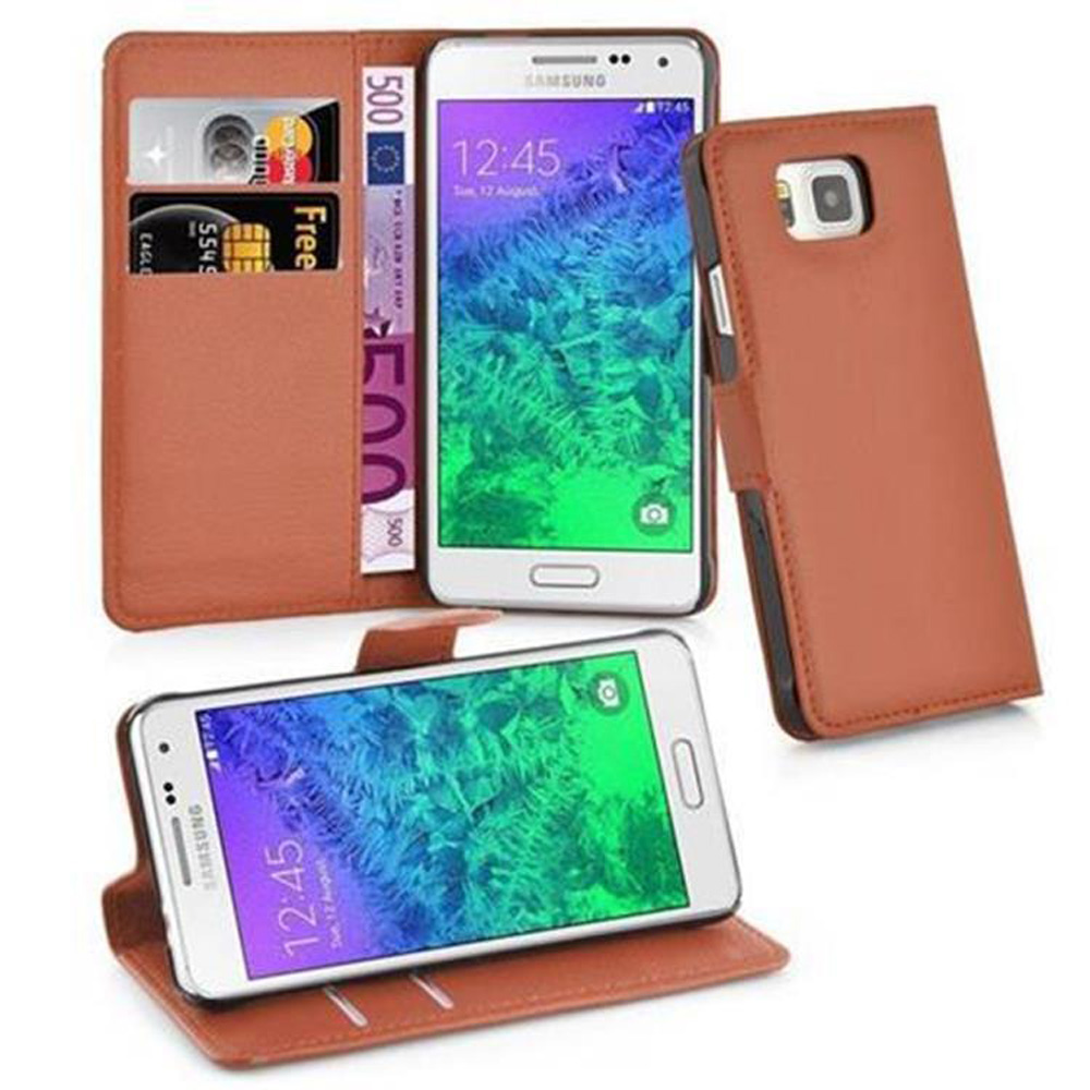 Étui de téléphone en cuir marron avec deux téléphones à l'intérieur. L'étui est ouvert. Il y a des cartes à l'intérieur.
