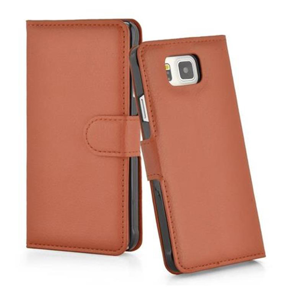 Étui de téléphone en cuir marron, ouvert et fermé, avec fermoir. Téléphone visible à l'intérieur de l'étui.