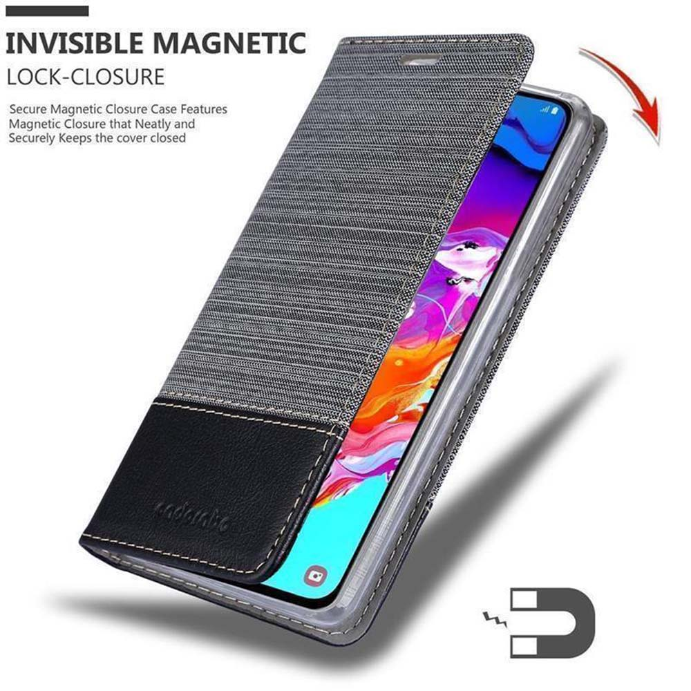 Telefonhülle geöffnet, zeigt ein Telefon. Die Hülle ist grau mit schwarzem Akzent. Ein Magnet und Text sind ebenfalls abgebildet.