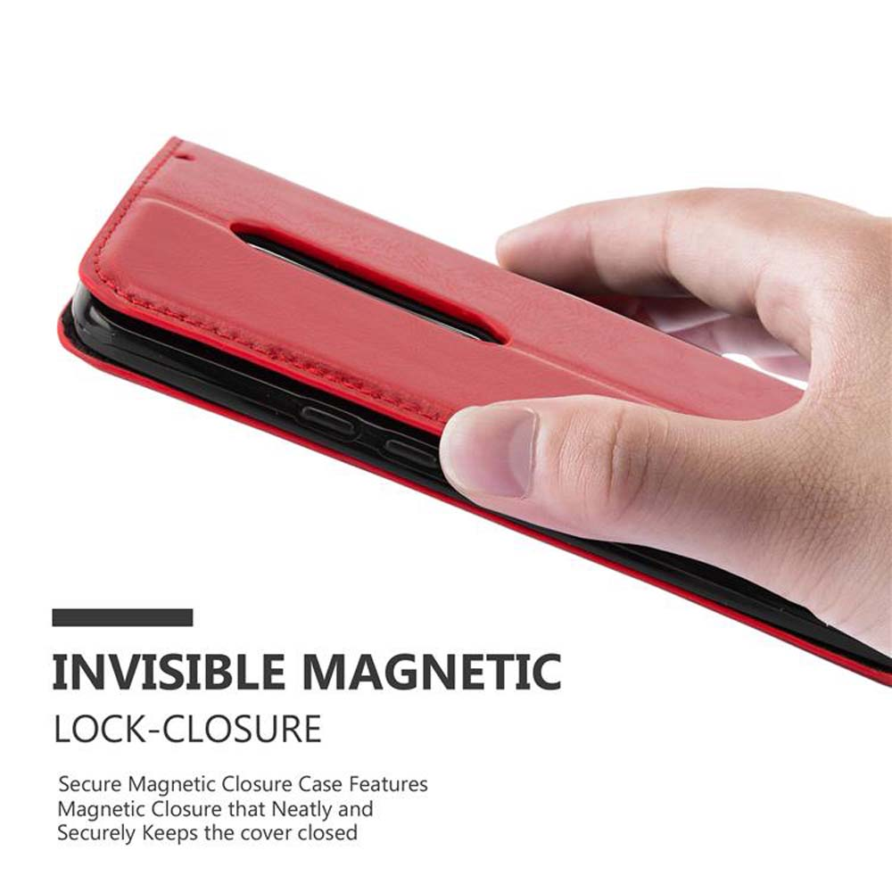 Mano che tiene una custodia rossa, testo: Chiusura magnetica invisibile. Chiusura magnetica sicura.