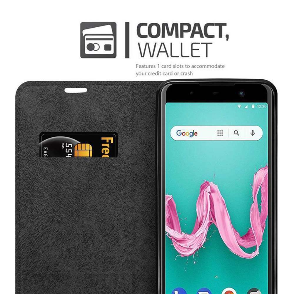 Telefon in einer schwarzen Brieftaschenhülle, mit Karte im Steckplatz. Google-Oberfläche auf dem Bildschirm.