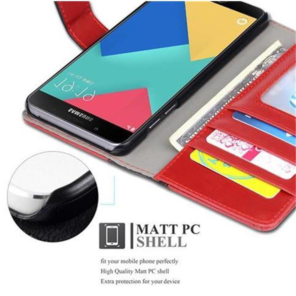 Un teléfono en una funda cartera roja. La funda tiene ranuras para tarjetas y 'Matt PC Shell'.