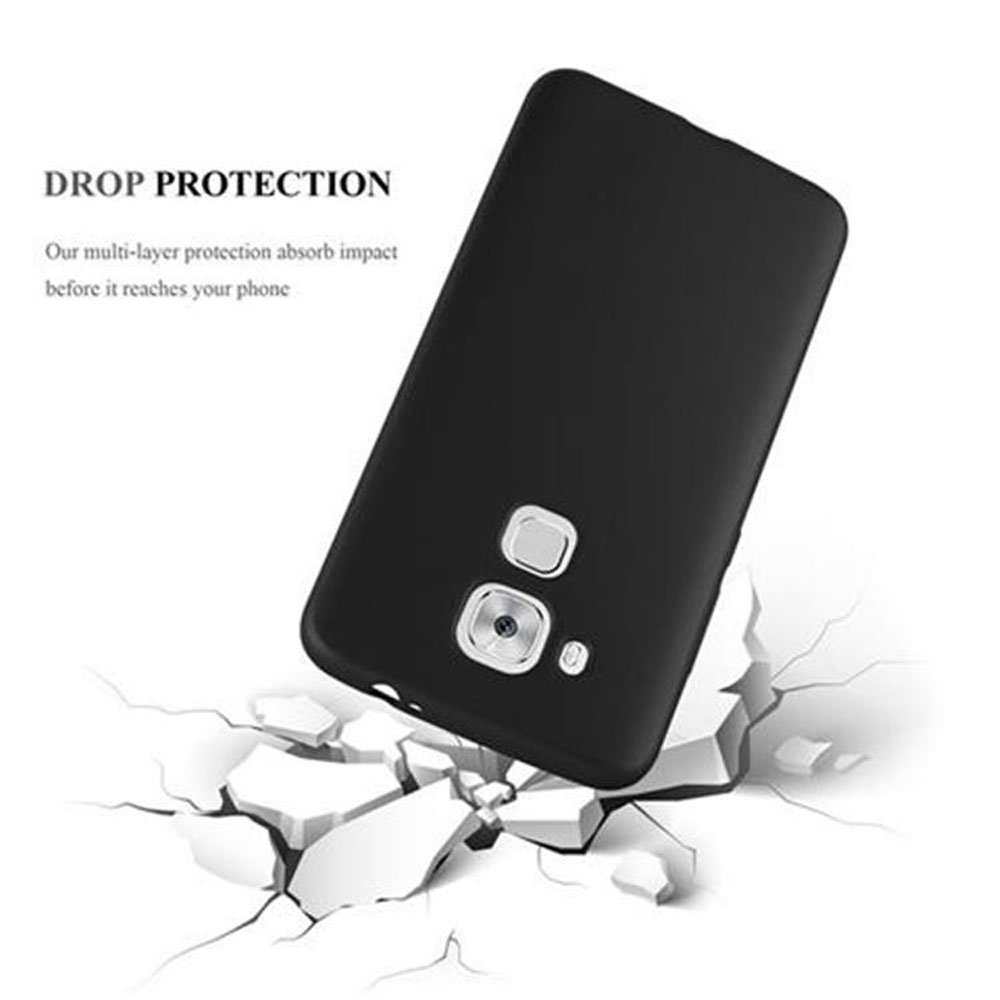 Funda de teléfono negra sobre una superficie con grietas, que muestra un recorte para la cámara.