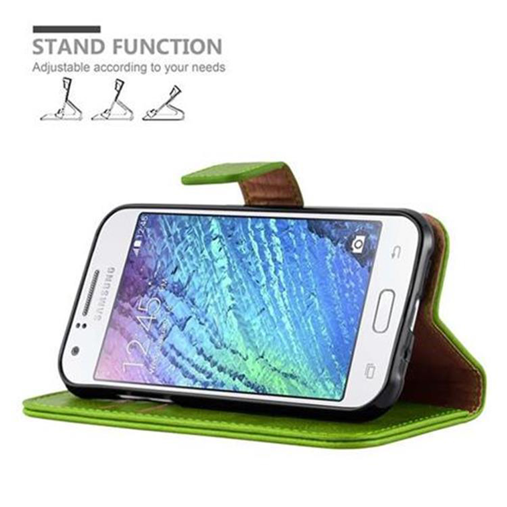 Ein Telefon befindet sich in einer grün-braunen Handyhülle, die hochgeklappt ist. Das Telefon zeigt die Uhrzeit an.