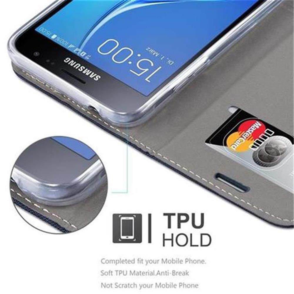 Telefon in einer Hülle mit Karte. Text auf dem Bildschirm und TPU-Halterungsbeschreibung.