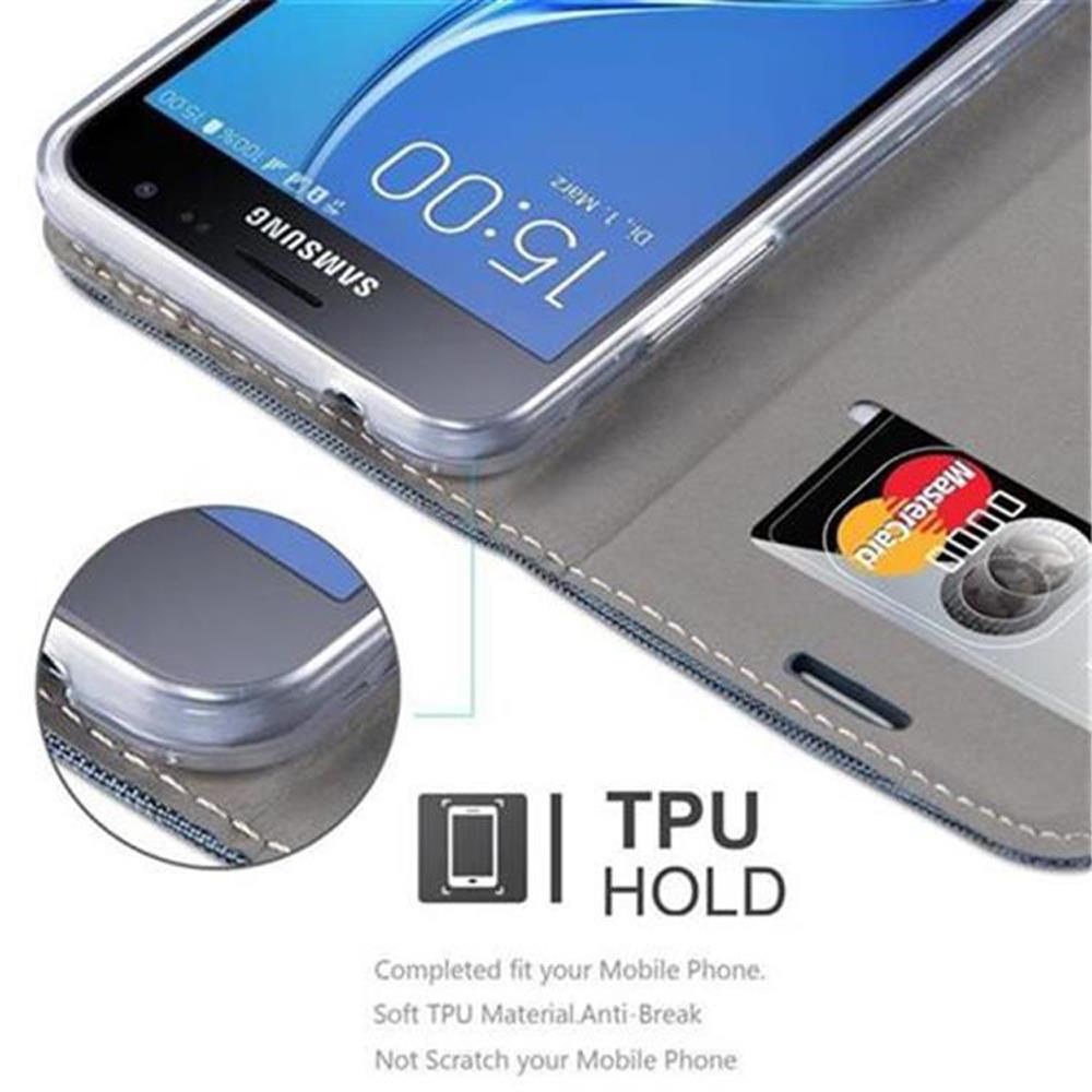 Una custodia per telefono con un telefono all'interno, aperta, che mostra il telefono e una carta di credito.
