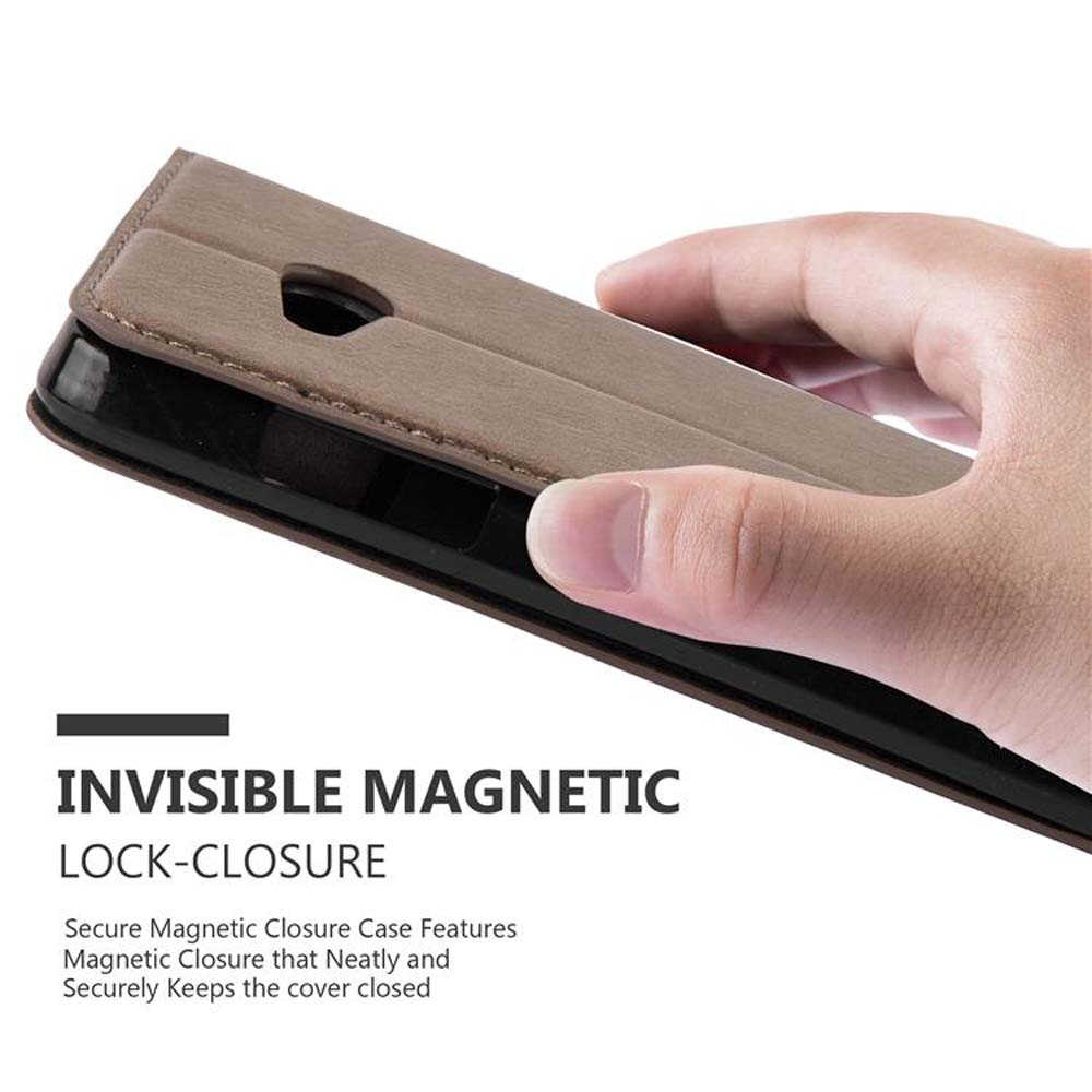 Mano che tiene una custodia marrone aperta. Il testo indica la chiusura magnetica.