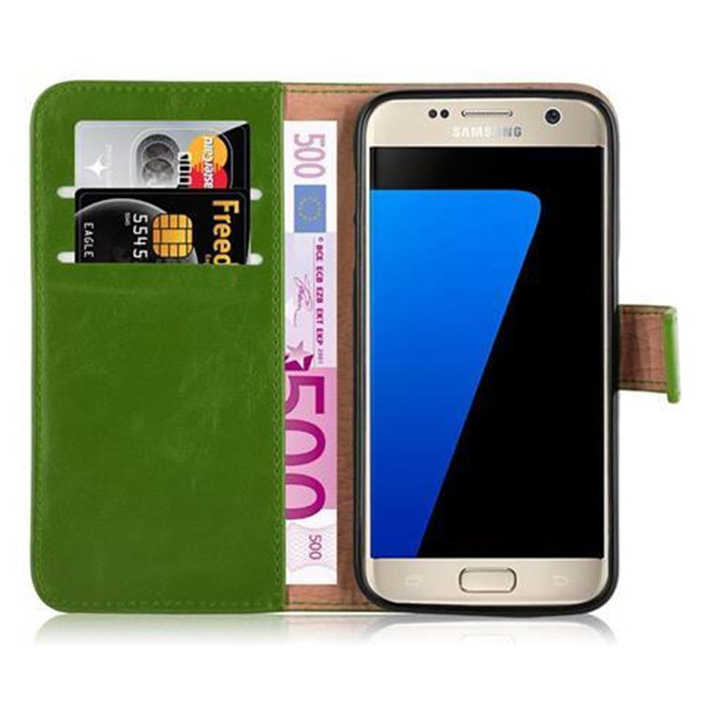 Ein Telefon in einer grünen Lederhülle, mit Kreditkarten und Bargeld im Inneren.