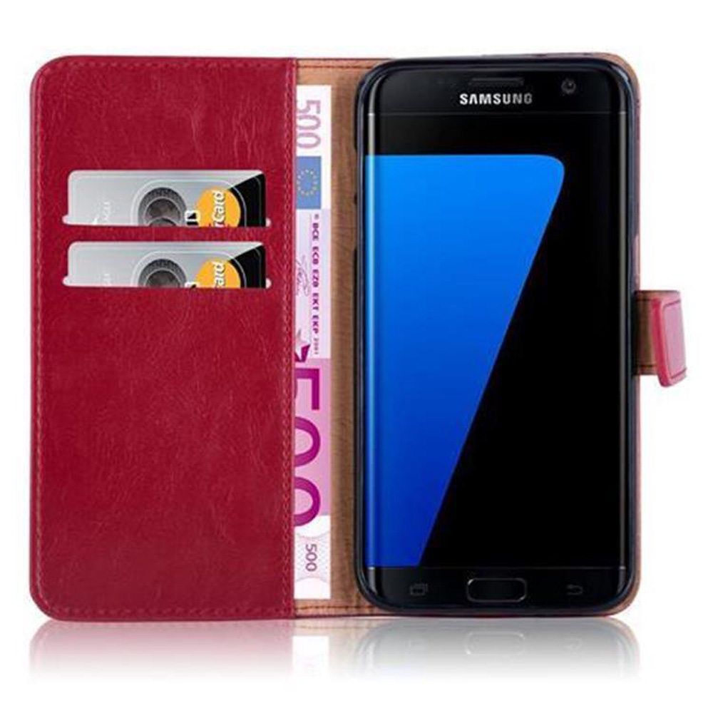 Un teléfono con tarjetas de crédito dentro de una funda roja. El teléfono es negro.