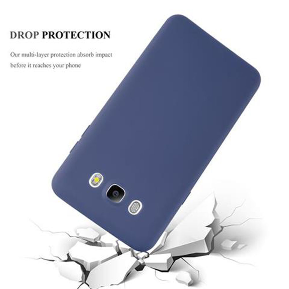 Una custodia blu per telefono appoggiata su una superficie, con crepe intorno.