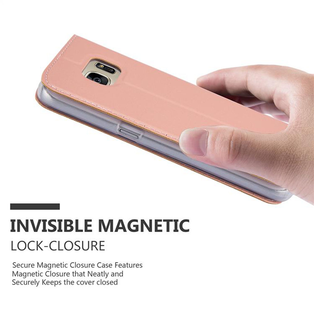 Custodia rosa per telefono chiusa, con una mano. Chiusura magnetica invisibile.