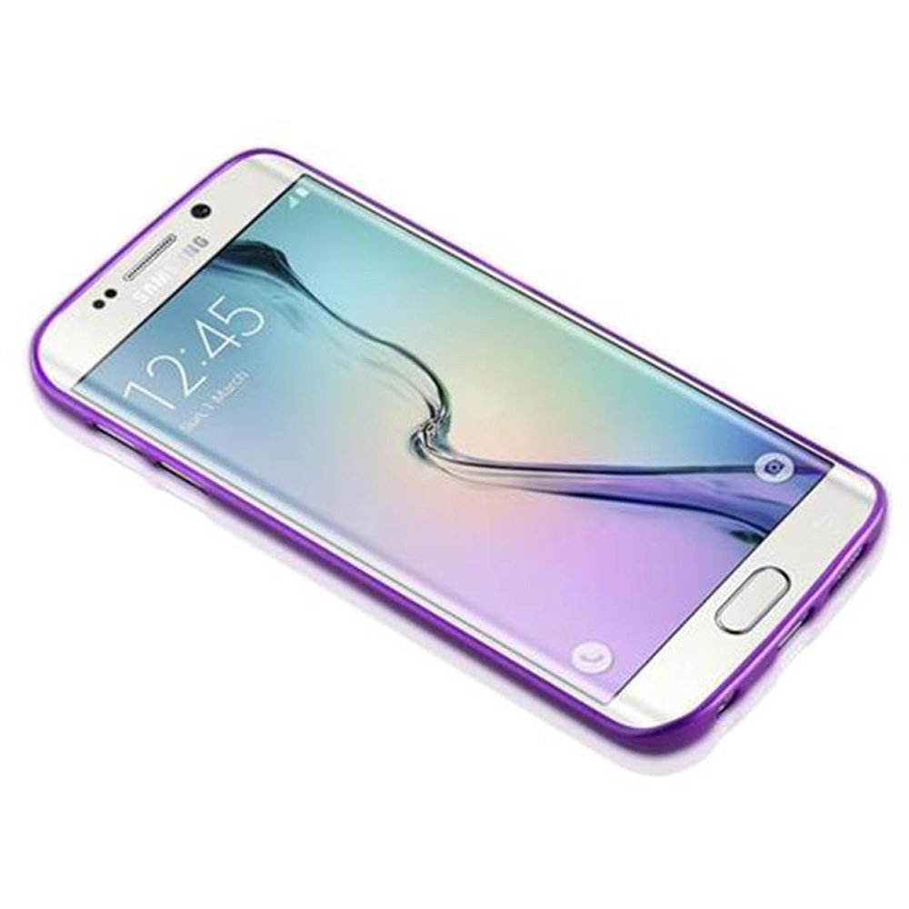 Telefono in una custodia viola, lo schermo mostra l'ora. Sfondo bianco.