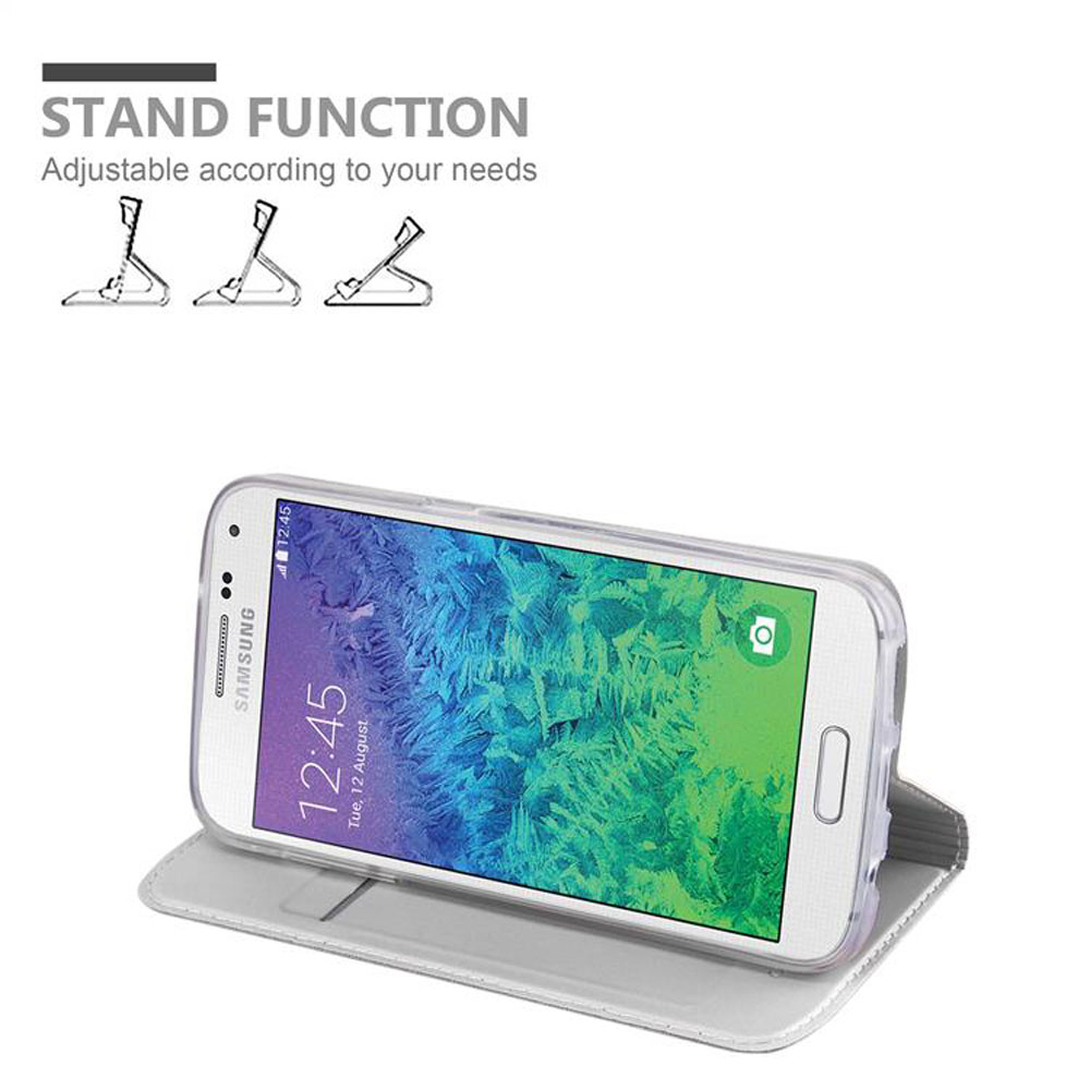 Un telefono bianco con custodia è su un supporto. Il testo sulla custodia recita 'stand function'.