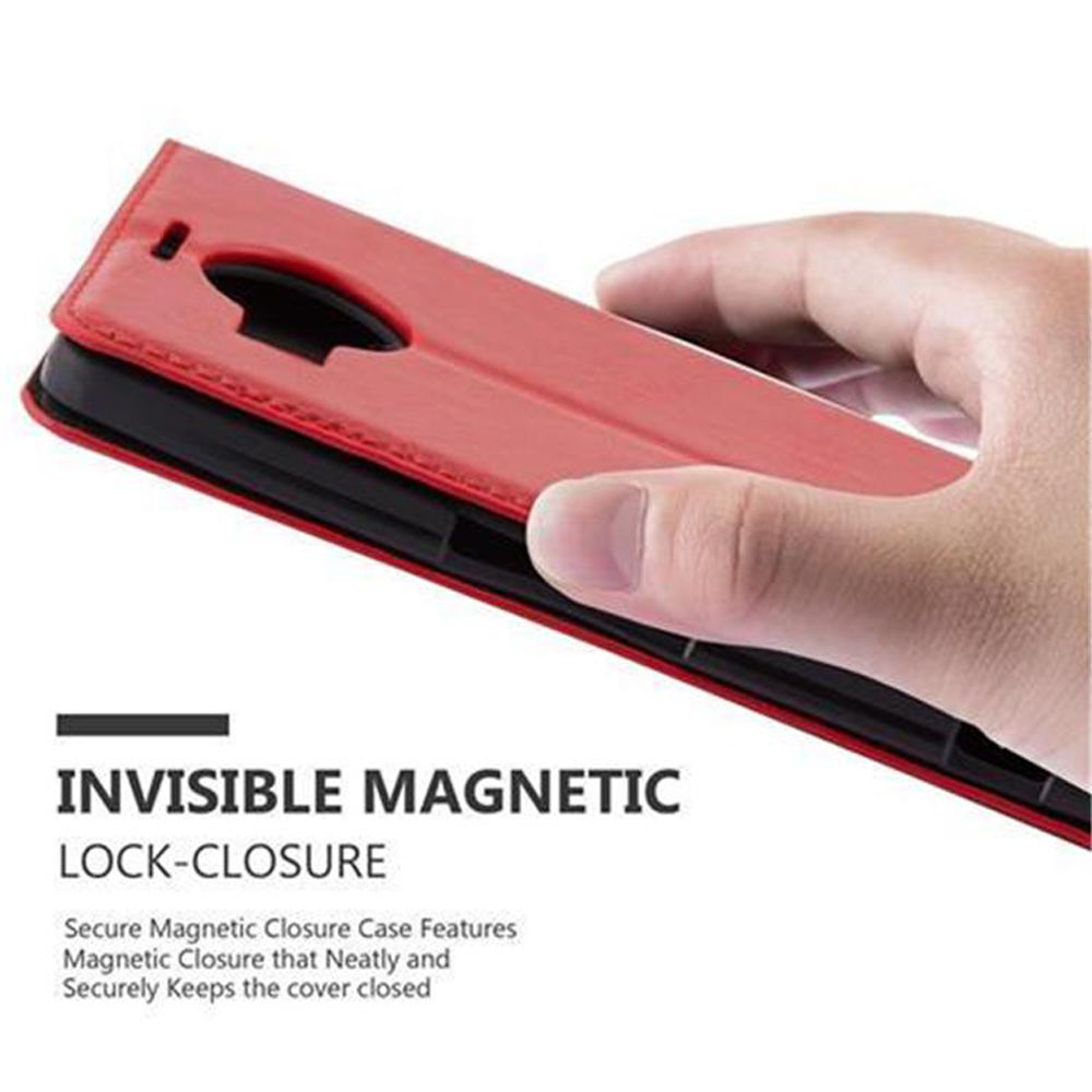 Una mano sostiene una funda roja para teléfono. La funda está cerrada. Texto describe un cierre magnético.