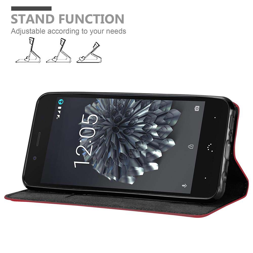Smartphone en una funda, pantalla encendida, mostrando la hora. La funda está abierta, sobre una superficie roja.