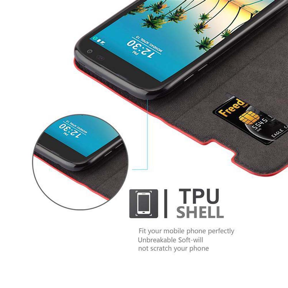 Un teléfono dentro de una funda con una tarjeta y una pantalla que muestra la hora y la fecha.