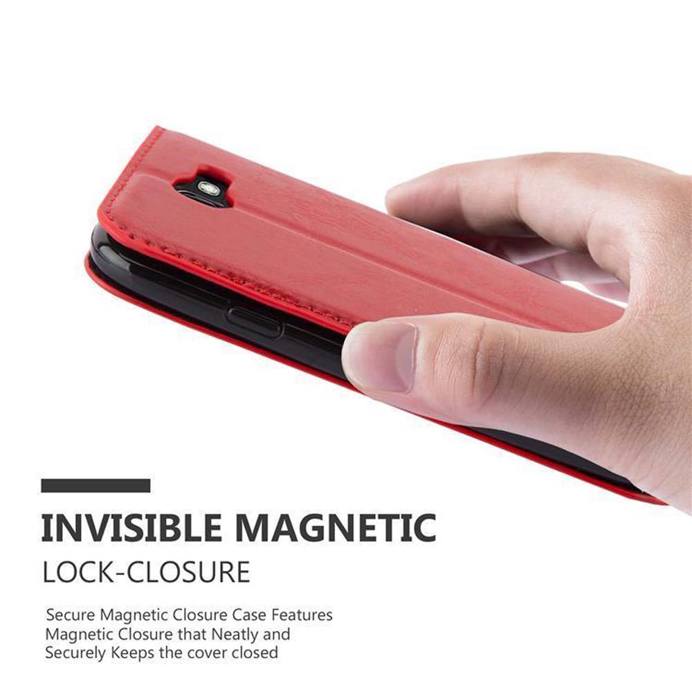 Una mano sosteniendo una funda roja para teléfono, el texto dice cierre magnético invisible.