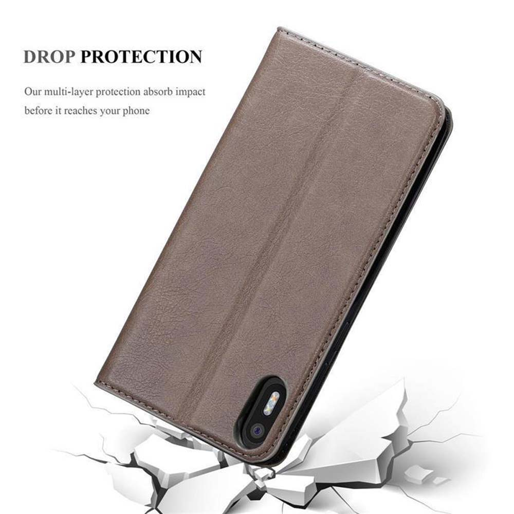Funda de teléfono marrón. Está cerrada. El fondo presenta una superficie agrietada.