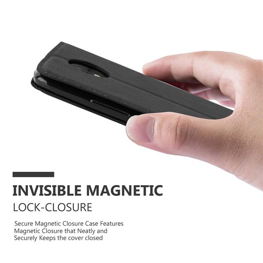 Custodia per telefono nera con chiusura magnetica. Mano che tiene la custodia. Testo di chiusura magnetica invisibile.