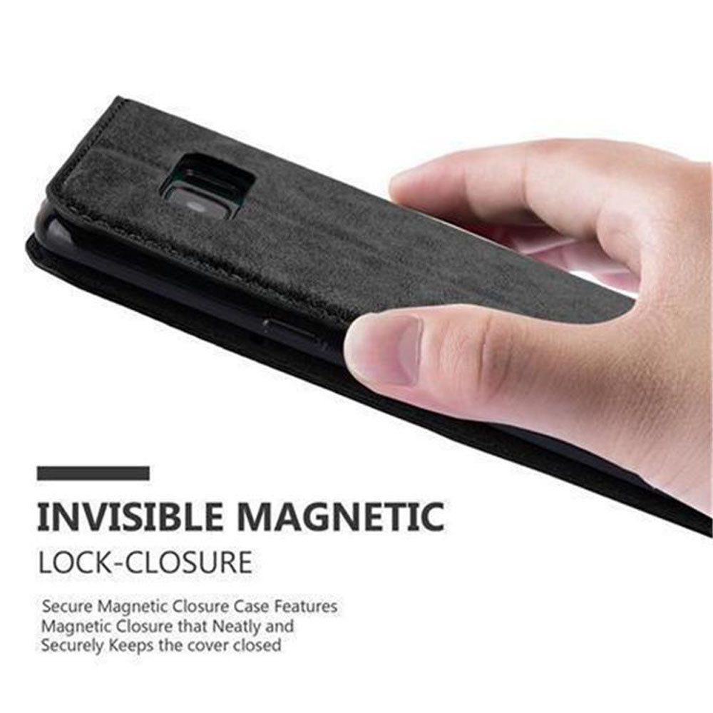 Una mano tiene un telefono in una custodia. La custodia è chiusa con una chiusura magnetica invisibile.